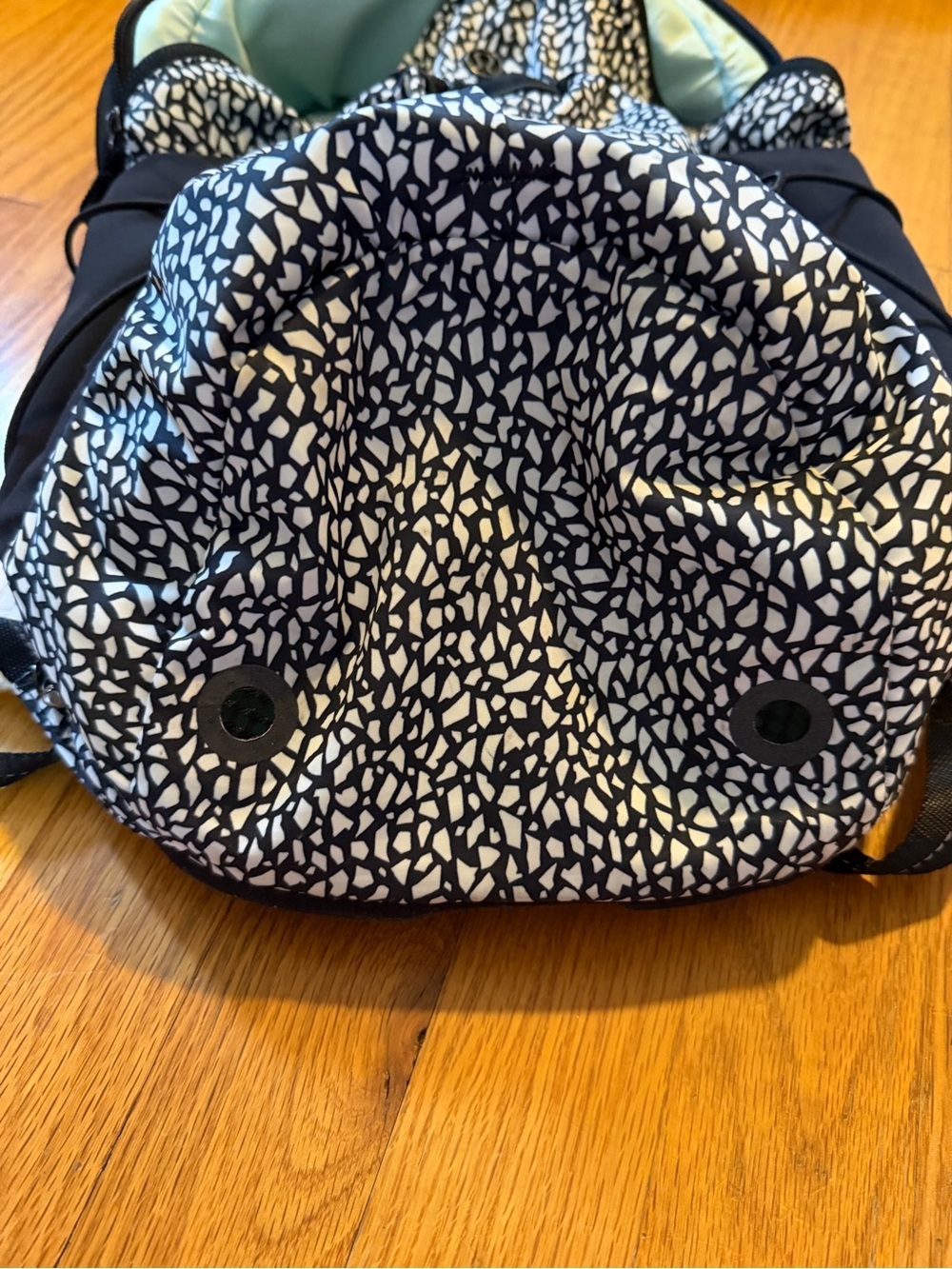 Lululemon Black & White Patterned Drawstring Backpack - Picture 5 of 7